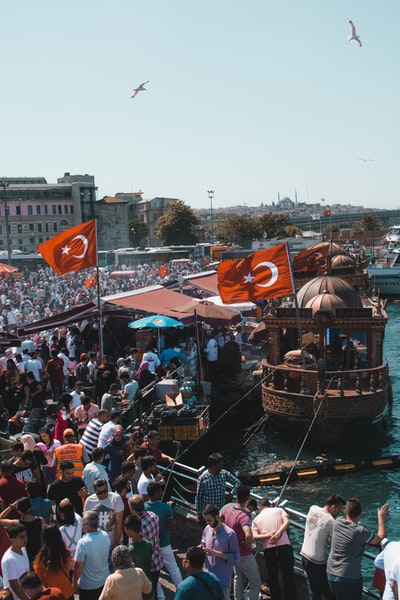 在daytim土耳其国旗的船
